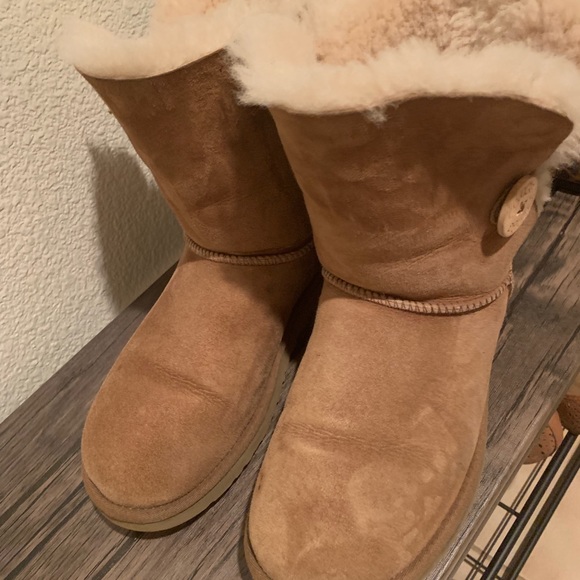 UGG Bailey Button - Picture 2 of 4